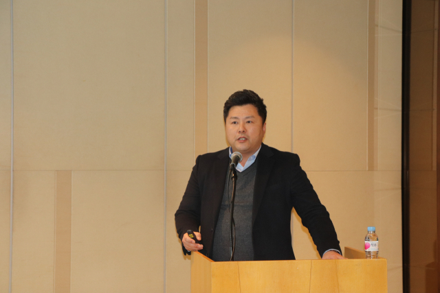 김진현 이에이트 대표가 2일 서울 여의도에서 기자간담회를 열고 회사를 소개하고 있다. <사진=이에이트>