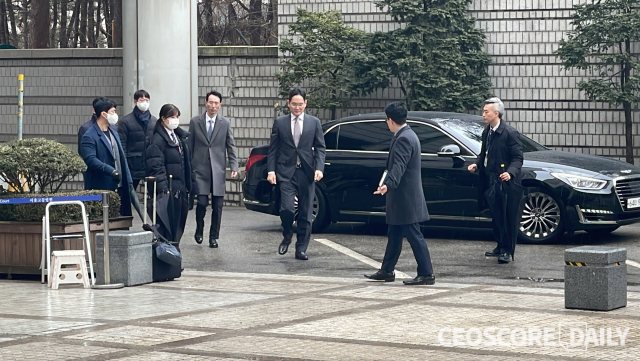 5일 서울중앙지법에서 열린 ‘부당합병·회계부정’ 1심 선고 공판에 출석 중인 이재용 삼성전자 회장. <사진=박대한 기자>