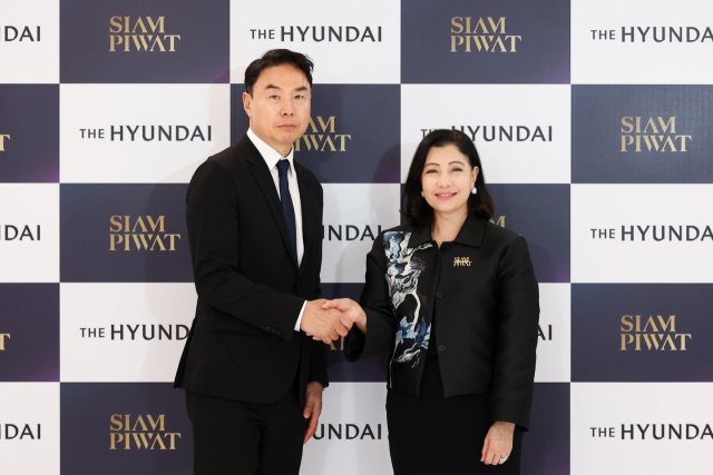 20일(현지 시각) 오전 태국 방콕 시암 피왓 빌딩에서 정지영 현대백화점 사장(사진 왼쪽), 차다팁 추투라쿨 시암 피왓 그룹 총괄 CEO(사진 오른쪽)가 MOU 체결 후 기념 촬영을 하고 있다.  <사진=현대백화점>