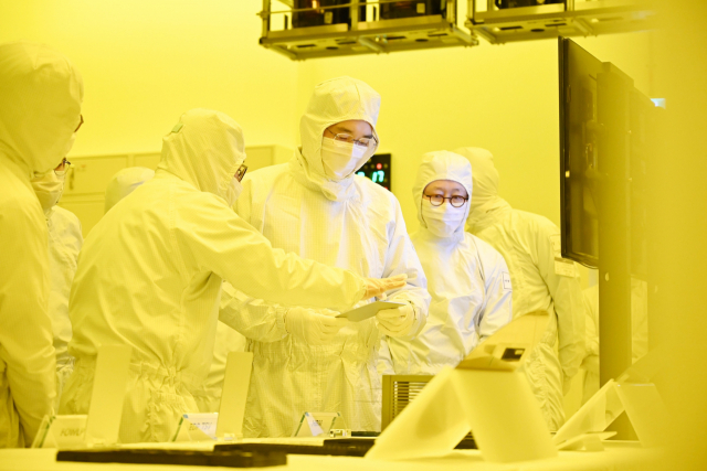 이재용 삼성전자 회장(오른쪽에서 두번째)이 삼성전자 천안캠퍼스에서 반도체 제품을 살펴보고 있다. <사진=삼성전자>