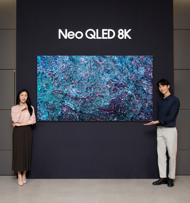 삼성전자 모델이 삼성스토어 대치점에서 2024형 Neo QLED 8K 85형 제품을 소개하고 있다. <사진제공=삼성전자>