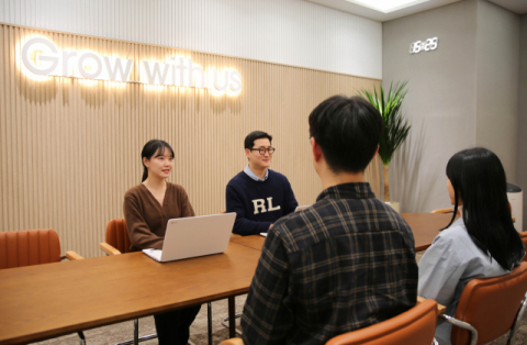 &lsquo;AI 직군 늘리고, MZ 면접관 도입&rsquo;&hellip;불황에 유통가 채용 변화바람