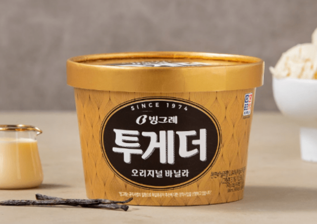빙그레 아이스크림 ‘투게더’ 제품 연출 사진. 투게더는 지난해 11월 편의점 소비자 판매가격 기준 9800원으로 기존(9000원)과 비교해 가격이 800원(9%) 올랐다. 2년 전인 2021년 가격(7000원)과 비교하면 40% 증가한 수치다. <사진=빙그레>
