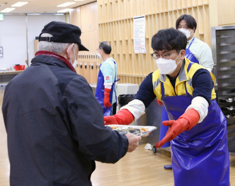 금호석화, 독거노인 대상 급식 봉사활동 실시&hellip;연내 사회 환원 늘려