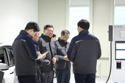 신동빈 롯데 회장, 이브이시스 청주 신공장 방문&hellip;전기차 충전기 점검