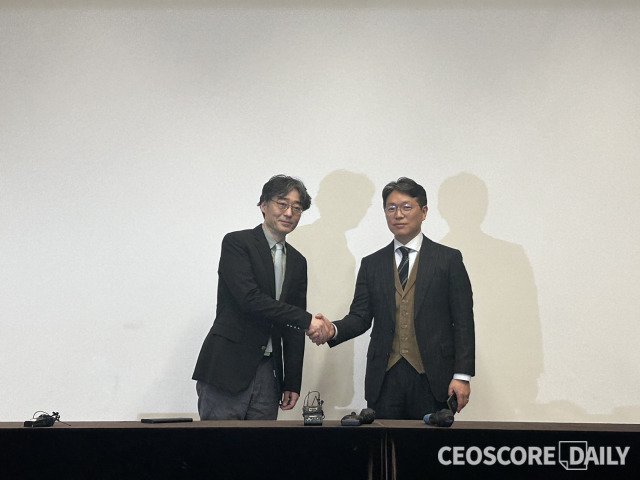 28일 한미사이언스 주주총회에서 통합 반대파인 임종윤·종훈 형제가 소회를 밝힌 후 악수를 하고 있다. <사진=조희연 기자>