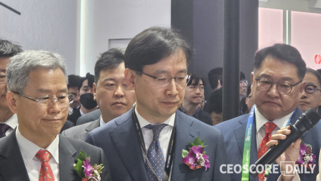 조용휘 삼성SDI 중대형전지 담당 부사장(가운데)가 구자균 LS일렉트릭 회장(오른쪽), 김동철 한국전력 사장 등 내빈과 함께 부스 관계자의 설명을 듣고 있다. <사진=박대한 기자>