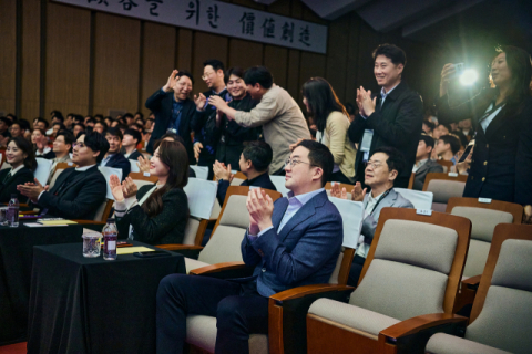 &lsquo;2024 LG 어워즈&rsquo; 개최&hellip;구광모 &ldquo;기대 넘어선 고객 경험, LG가 추구하는 혁신&rdquo;
