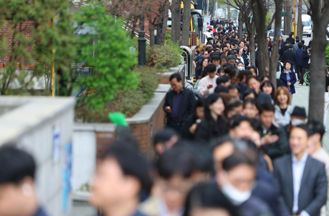 4·10 총선 사전투표가 시작된 5일 서울 여의동주민센터 앞에 점심시간을 맞아 투표소를 찾은 직장인들이 투표 순서를 기다리고 있다. <사진=연합뉴스>