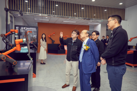 &ldquo;협동로봇 시장 잡아라&rdquo;&hellip;두산&middot;한화&middot;HD현대, 기술 경쟁 &lsquo;치열&rsquo;