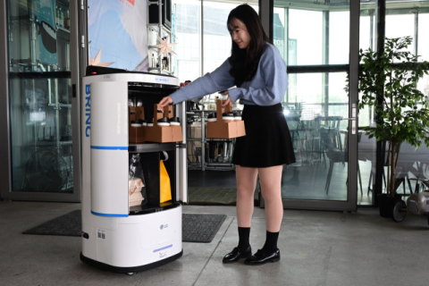 LG전자, 카카오와 AI 로봇배송 ‘맞손’…“로봇이 커피 배송한다”