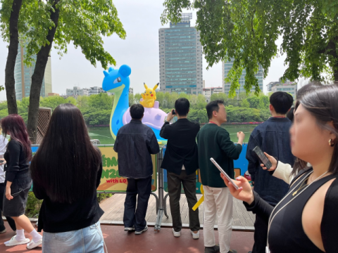 [르포] &lsquo;콘텐츠 협업&rsquo; 외친 신동빈에 &lsquo;포켓몬 천국&rsquo; 된 잠실&hellip;롯데 전사 동원 첫 콘텐츠 사업