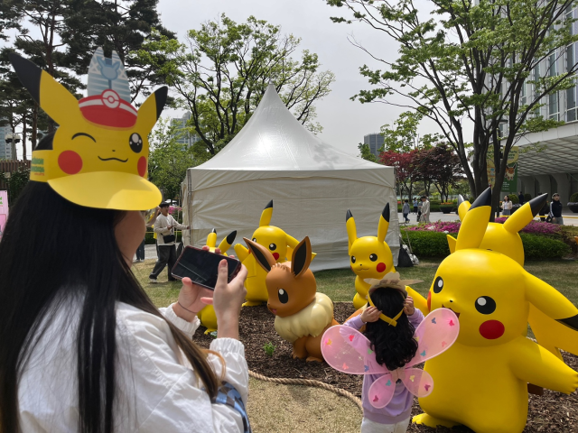롯데월드타워 앞 아레나광장에 조성된 ‘포켓몬 스마일 광장’을 둘러보는 방문객의 모습 <사진=김연지 기자>