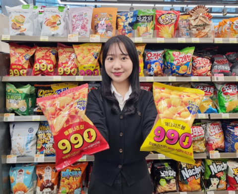 CU, 880원 라면 이어 &lsquo;990원 스낵&rsquo; 출시