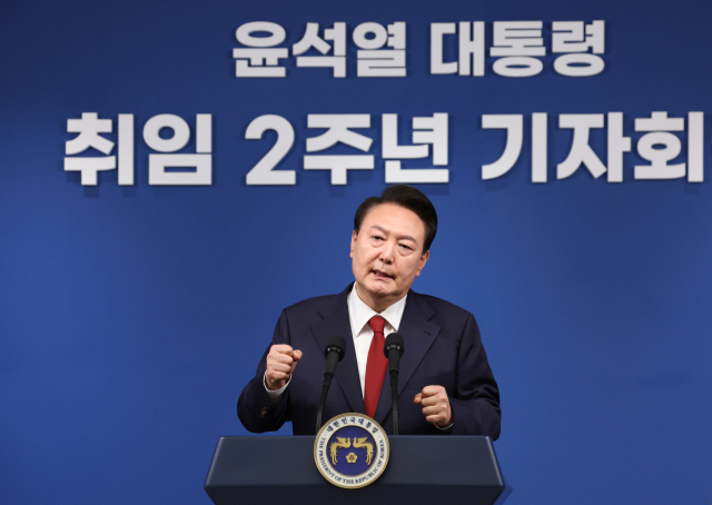 윤석열 대통령이 9일 서울 용산 대통령실에서 열린 ‘윤석열 정부 2년 국민 보고 및 기자회견’에서 취재진의 질문에 답하고 있다. <사진=연합뉴스>
