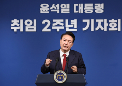윤 대통령 &ldquo;K-반도체, 규제 풀고 세제 지원 박차&rdquo;&hellip;보조금 지급은 선 그어