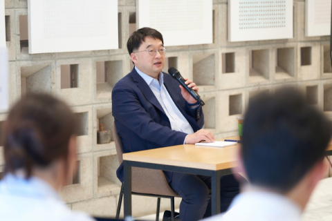 OCI홀딩스 출범 1주년&hellip;이우현 회장 &ldquo;재생에너지&middot;첨단소재 기업 변신 도전&rdquo;