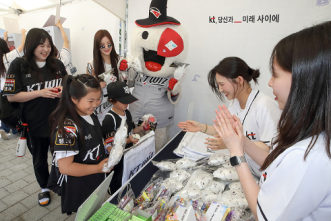 KT, 브랜드 슬로건 &lsquo;KT, 당신과 미래 사이에&rsquo; 공개