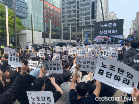 삼성전자 첫 파업, 2만8000명 단체 연차&hellip;&ldquo;반도체 생산 차질&rdquo; vs &ldquo;피해 주는 파업 아냐&rdquo; 공방