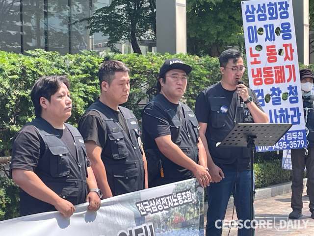 29일 서울 서초구 삼성전자 서초사옥 앞에서 열린 전국삼성전자노동조합 기자회견에서 발언 중인 손우목 전국삼성전자노동조합 위원장(맨 오른쪽). <사진=오창영 기자>
