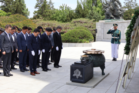 한화 방산 3사 임직원, 현충원 합동 참배