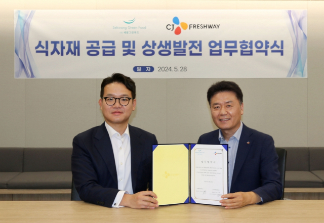 8일 서울 마포구에 위치한 CJ프레시웨이 상암본사에서 강연중 CJ프레시웨이 FD사업본부장(오른쪽)과 김슬기 세광그린푸드 대표가 업무협약을 마치고 기념사진을 촬영하고 있다. <사진제공=CJ프레시웨이>