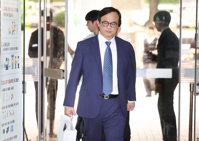 삼성전자 내부 직원과 공모해 중요 기밀자료를 빼돌린 혐의를 받는 안승호 전 삼성전자 부사장(IP센터장)이 30일 서울 서초구 서울중앙지방법원에서 열린 구속 전 피의자 심문(영장심사)에 출석하고 있다. <사진제공=연합뉴스>
