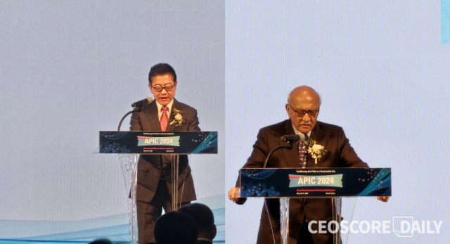 이와타 케이이치(Keiichi Iwata) 일본전자회로공업회(JPCA) 협회장과 카말 나나바티(Kamal P Nanavaty) 인도 석유화학협회(CPMA) 협회장이 개회사를 하고 있다. <사진=박대한 기자>