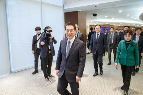포스코 &lsquo;재계 5위&rsquo; 위상 제고&hellip;장인화 회장, 경영 보폭 넓힌다 &nbsp;