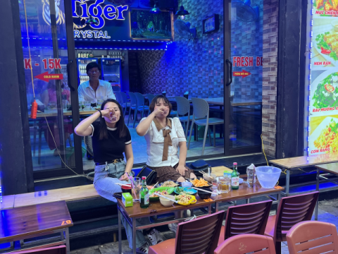 [르포] &lsquo;초록병 소주&rsquo;가 점령한 하노이 유흥거리&hellip;현지 젊은이들 고기에 소주 &lsquo;짠&rsquo;