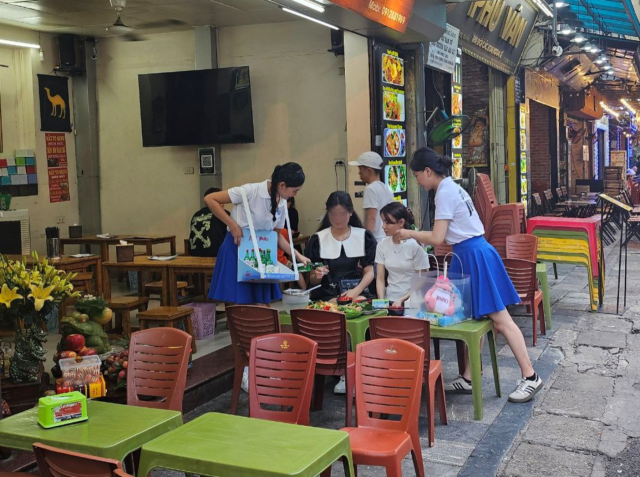 하노이 맥주거리에서 직원들이 ‘진로’ 프로모션을 벌이는 모습 <사진제공=하이트진로>