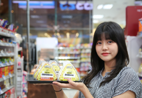 GS25, 삼각김밥에서 김을 뺀 &lsquo;속 보이는 주먹밥&rsquo; 출시