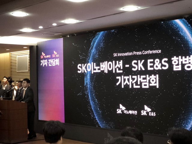 박상규 SK이노베이션 사장이 18일 서울 종로구 SK 서린빌딩에서 열린 기자간담회에서 합병 배경과 향후 계획에 대해 설명하고 있다. <사진=김은서 기자>
