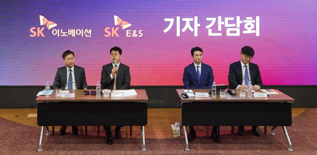 SK이노베이션과 SK E&S 경영진이 기자간담회에서 질의응답을 진행하고 있다. 왼쪽부터 강동수 SK이노베이션 전략·재무부문장, 박상규 SK이노베이션 사장, 추형욱 SK E&S 사장, 서건기 SK E&S 재무부문장