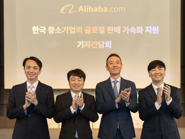 22일 서울 더 플라자호텔서 열린 알리바바닷컴 기자간담회에서 (왼쪽부터) 마르코 양 알리바바닷컴 한국 총괄,  이건수 커넥트웨이브 대표, 앤드류 정 알리바바닷컴 부대표, 이현철 플레이오토 사업 대표가 기념촬영을 하고 있다. <사진제공=알리바바그룹>