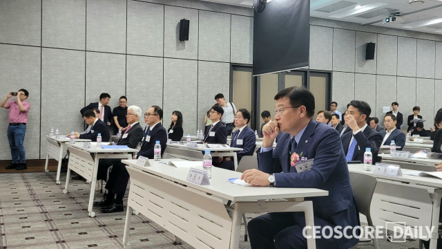 22일 서울 중구 은행회관에서 열린 ‘민생침해범죄 대응강화 세미나’에서 정점식 국민의힘 정책위의장(앞줄 맨 왼쪽)과 이원석 검찰총장(앞줄 가운데)이 조용병 은행연합회장의 개회사를 듣고 있다. <사진=CEO스코어데일리>