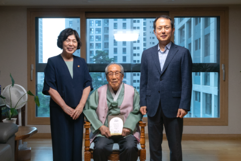 빙그레, 김영관 애국지사 찾아 &lsquo;처음 입는 광복&rsquo; 한복 전달