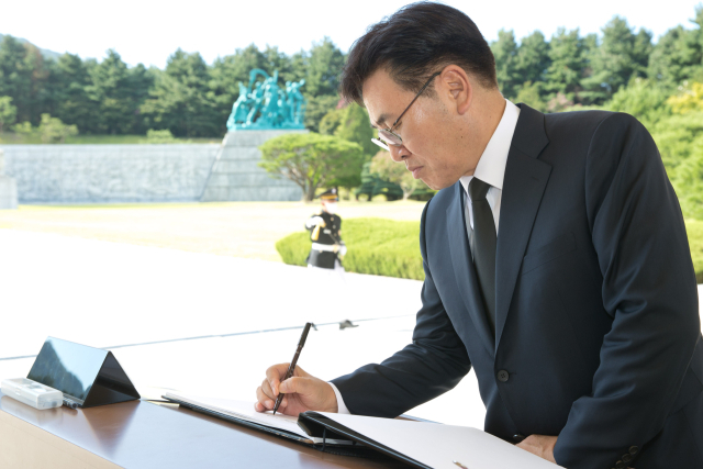 유상임 과학기술정보통신부 장관이 16일 오후 대전광역시 유성구 국립대전현충원을 방문해현충탑에서 참배를 마치고 방명록 작성을 하고 있다. <출처=과학기술정보통신부>