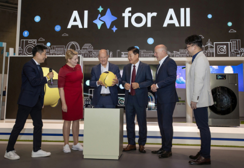 올라프 숄츠 독일 총리, IFA 삼성 전시 부스서 최신 AI 가전 체험