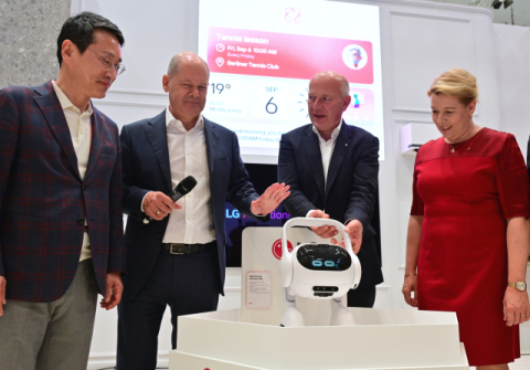 IFA LG전자 전시 부스 찾은 올라프 숄츠 독일 총리, AI 홈 솔루션 체험