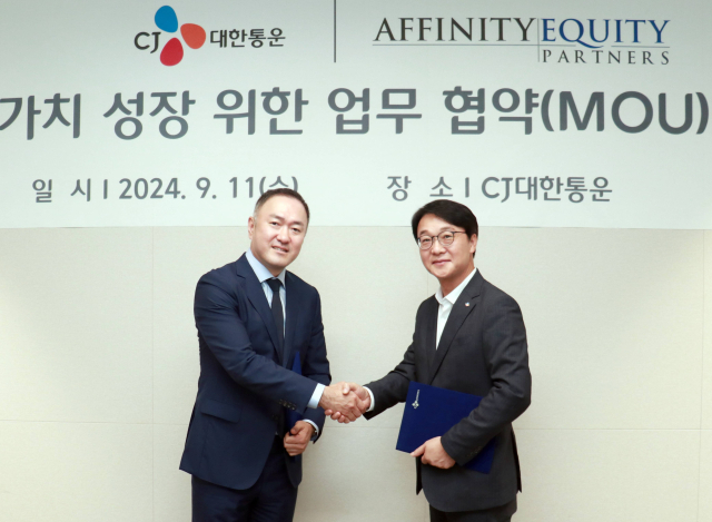 윤진 CJ대한통운 한국사업부문 대표(오른쪽)와 민병철 어피니티 한국총괄대표가 11일 오전 서울 종로구 CJ대한통운 본사 회의실에서 전략적 업무협약 체결 후 기념촬영을 하고 있다.<사진제공=CJ대한통운>