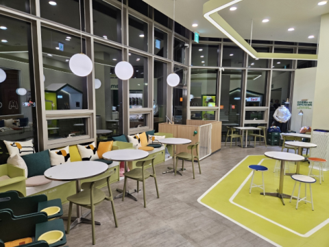 &lsquo;여행도 카페 마실도 우리집 댕댕이랑&rsquo;&hellip;유통가, &lsquo;펫 프렌들리&rsquo; 서비스 확산