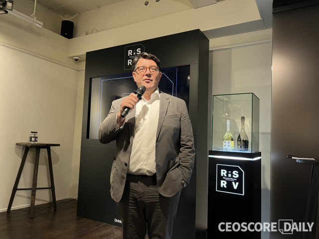 1일 오전 서울 강남구 논현동에서 열린 메종 멈 RSRV 그랑 크뤼 ‘블랑 드 누아 2018’ 첫 공개 기념 기자간담회에서 인사말을 하는 프란츠 호튼(Frantz Hotton) 페르노리카 코리아 대표 <사진=김연지 기자>