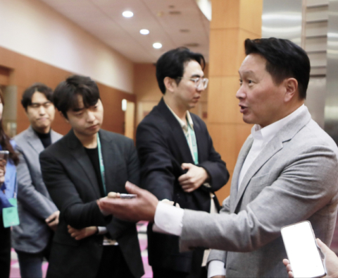최태원 &ldquo;삼성, 많은 기술&middot;자원 보유&hellip;AI 성과 낼 것으로 확신&rdquo;