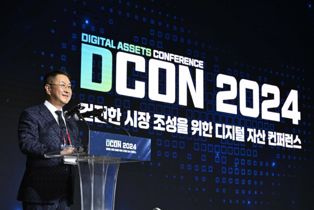 이석우 두나무 대표가 13일 서울 신라호텔에서 열린 두나무 가상자산 학술행사 '디콘 2024'에 참석해 개회사를 하고 있다. <사진=두나무>