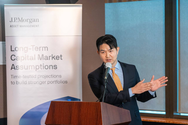 차덕영 한화자산운용 연금솔루션사업본부장이 14일 서울 여의도 63빌딩에서 열린 ‘2025 장기자본시장가정(LTCMA)’ 세미나에서 발표를 하고 있다. <사진=한화자산운용>