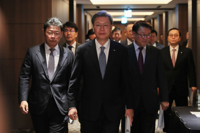김창범 한국경제인협회 부회장을 비롯한 주요 기업 사장단이 21일 소공동 롯데호텔에서 열린 ‘한국경제 재도약을 위한 주요 기업 사장단 긴급 성명’ 행사장으로 입장하고 있다. (왼쪽부터) 이형희 SK 위원장, 김창범 한경협 부회장, 박승희 삼성 사장. <사진=한국경제인협회>
