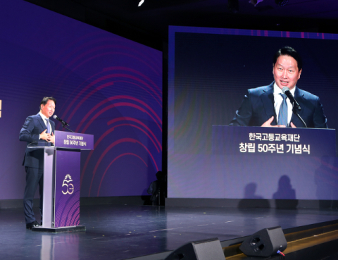 최태원 SK그룹 회장, 장녀&middot;장남과 기념식 참석&hellip;공식석상 첫 동석