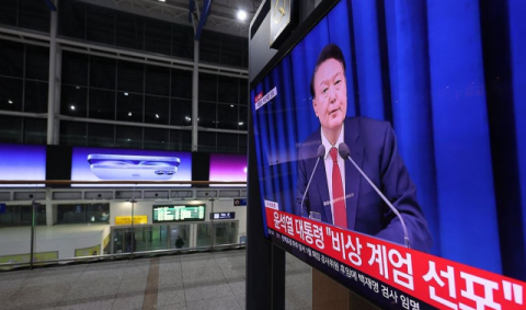 코스피, 간밤 &lsquo;계엄 사태&rsquo; 여파로 전일 대비 1.97%&darr;&hellip;2450.76 출발