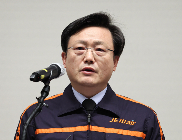 김이배 제주항공 대표가 지난 29일 무안 제주항공 참사 관련 프레스센터가 설치된 서울 강서구 메이필드 호텔에서 사고 관련 브리핑을 하고 있다.<사진=연합뉴스>
